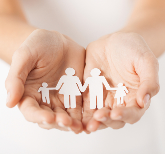 Shutterstock 138379763 Hand Met Gezin Van Papier